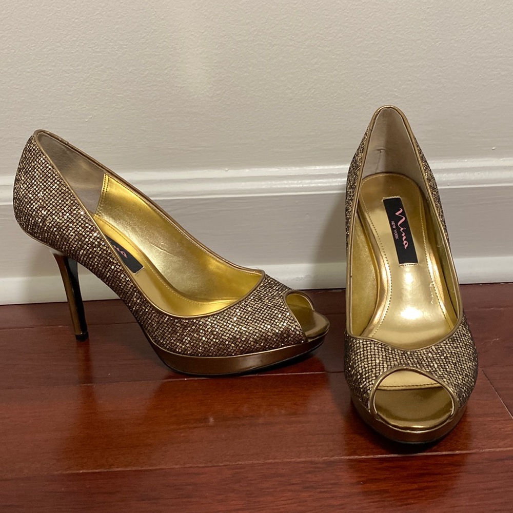 Nina gold sequin shoes. Never worn. Size 7.5.